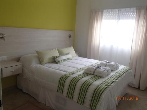 Una cama o camas en una habitación de Avalon