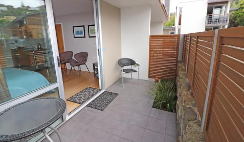 un balcone con tavolo e sedie in una casa di Sumner Bay Motel a Christchurch