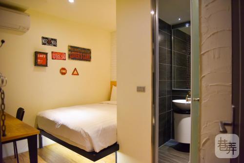 台北的住宿－台北旅‧晨行旅，一间带床和水槽的小卧室