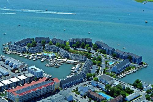 una vista aérea de un puerto deportivo junto al agua en Harbour Island 303L Condo, en Ocean City