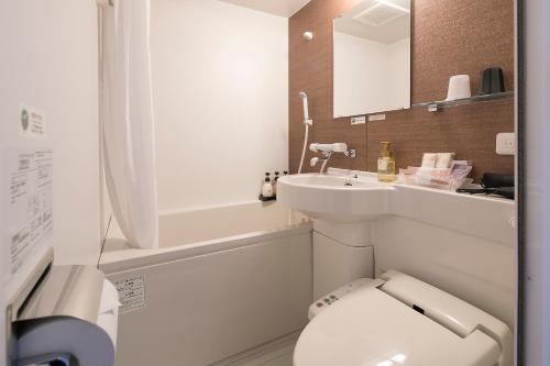 Baño pequeño con aseo y lavamanos en GRANDVRIO HOTEL NARA -WAKURA- -ROUTE INN HOTELS-, en Tenri