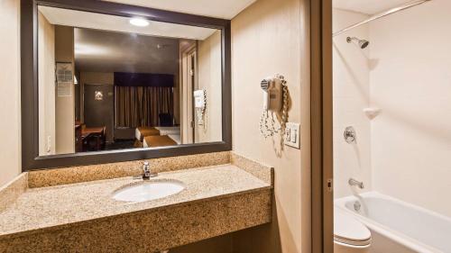 Best Western Gateway Adirondack Inn tesisinde bir banyo