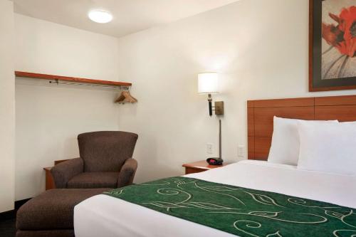Katil atau katil-katil dalam bilik di Travelodge by Wyndham Low Moor Near Covington