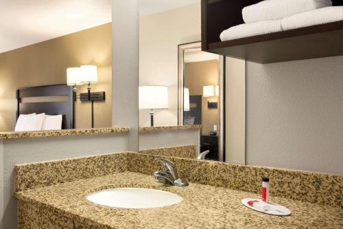 Ένα μπάνιο στο Travelodge by Wyndham Santa Teresa