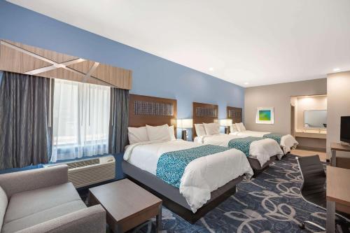 Кровать или кровати в номере Baymont by Wyndham Houston Hobby Airport