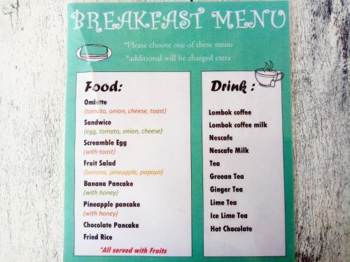 un menù per la colazione con cibo e bevande di Nusa Indah Bungalows a Gili Air