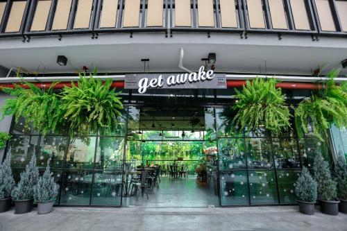 a restaurant with a sign that reads get smoke at Get Zleep Premium Budget Hotel in Chiang Mai