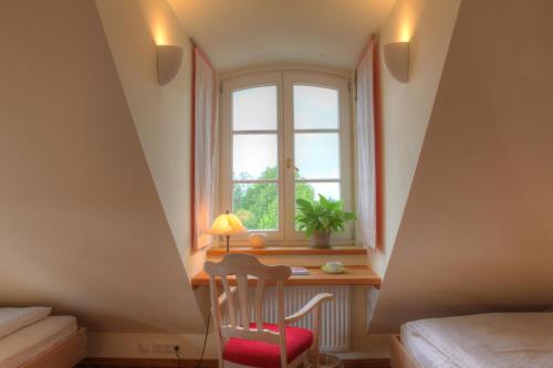 a small room with a desk and a window at Hotel Gutshaus Parin - Bio- und Gesundheitshotel in Parin