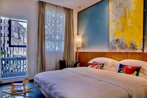 a bedroom with a large bed and a large window at Huizhou Xilin West Lake Boutique Hotel in Huizhou