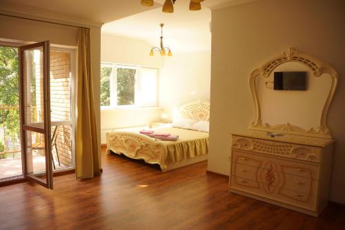 A bed or beds in a room at Villa U Irini na Alupkinskom shosse 83