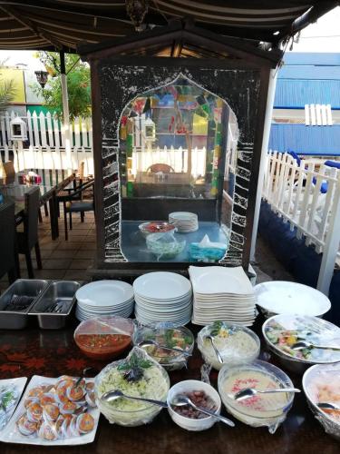 Bedouin Garden Village, hotel Dive في العقبة: طاولة عليها أوعية وأطباق طعام