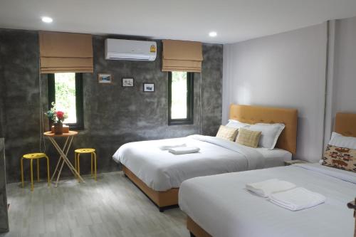 Un pat sau paturi într-o cameră la บ้านแก่งรีสอร์ท เชียงคาน