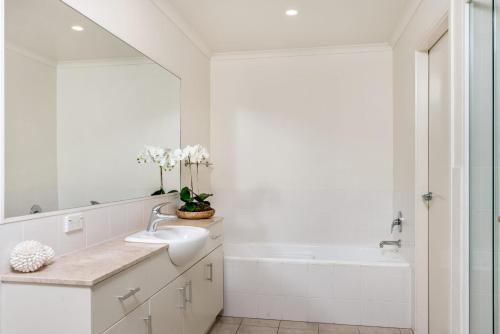 Bilik mandi di Byron Bay Accom Unit 2 8 Lawson Street, Byron Bay - Absolute Solace