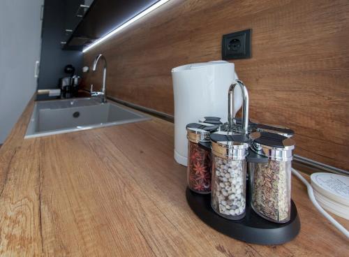 eine Küchentheke mit vier Kaffeedosen auf der Theke in der Unterkunft Apartment Diamond CENTER Gabrovo in Gabrowo