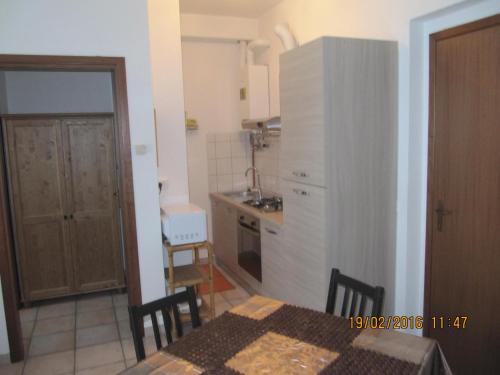 a small kitchen with a table and a kitchen gmaxwell gmaxwell gmaxwell gmaxwell gmaxwell at Monolocale Energy in Carona