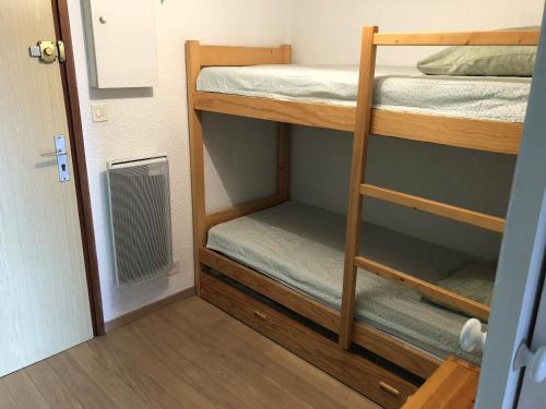 ラルプ・デュエズにあるAppartement Alpe Huez-plein sud-balconの小さなお部屋で、二段ベッド2組が備わります。