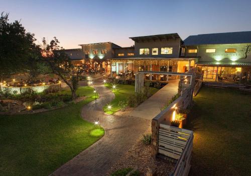 un gran edificio con luces en el patio en Bushveld Terrace - Hotel on Kruger en Phalaborwa