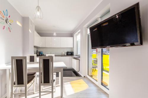 Kolorowe Balkony - Słoneczny Apartament w Międzyzdrojach by Noclegi Renters