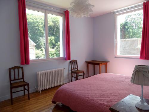 Sassetot-le-MauconduitにあるVilla Dianeのベッドルーム1室(ベッド1台、椅子2脚、窓2つ付)