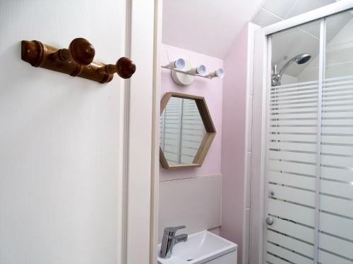 łazienka z toaletą i lustrem w obiekcie Villa Violaine w mieście Sassetot-le-Mauconduit