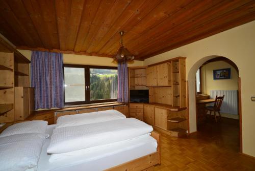 1 Schlafzimmer mit 2 weißen Betten und einem Fenster in der Unterkunft Appartement Lechthaler in Embach