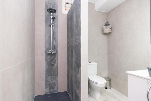 エル・カンページョにあるLlamedos Apartment Private Poolのバスルーム(シャワー、トイレ、洗面台付)