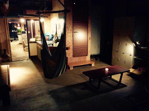 salon z hamakiem i kuchnią w obiekcie Kitatono Guest House w mieście Matsue