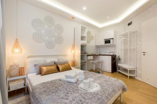 A bed or beds in a room at Budapest Holidays Fashion