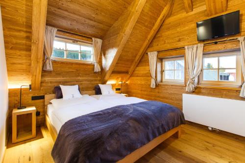 Un pat sau paturi într-o cameră la Chata Hradečanka