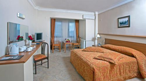 Кровать или кровати в номере Crystal Kaymakli Hotel & Spa