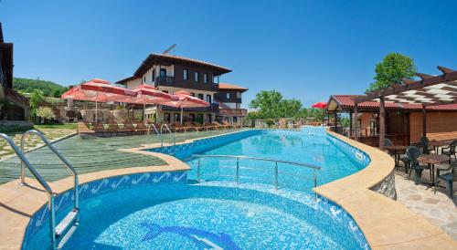 een zwembad in een resort met een huis bij Chorbadji Petkovi Hanove in Obzor