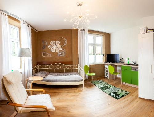 エアフルトにあるPension-City-Kontor-Erfurtのベッドルーム1室(ベッド1台、椅子付)