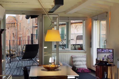 Televízia a/alebo spoločenská miestnosť v ubytovaní LA COSTARELLA - Central with Cozy Terrace