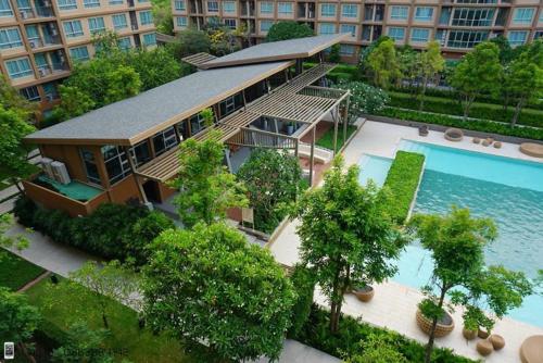an aerial view of a house with a swimming pool at Baan Thew Lom Condo Cha am By PoPu in Ban Sahakham