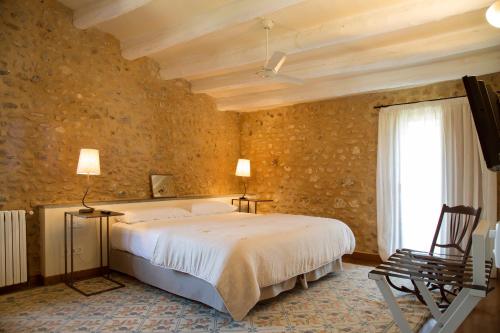 a bedroom with a large bed and a window at Casa Anamaria Hotel in Ollers