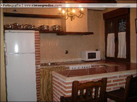 uma cozinha com um frigorífico branco e um micro-ondas em Casa Rural Las Eras de Riofrio em Ríofrío