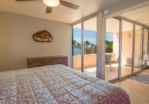 1 dormitorio con 1 cama y balcón en Island Sands 505, en Maalaea