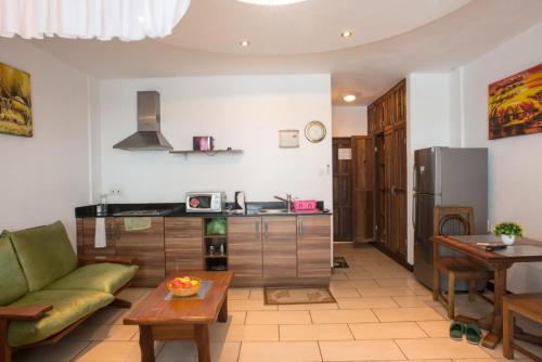 A cozinha ou cozinha compacta de Modern Beach Front Studio Apartment - B44