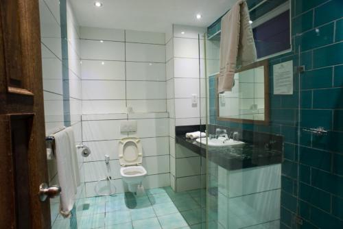 Ένα μπάνιο στο Modern Beach Front Studio Apartment - B44