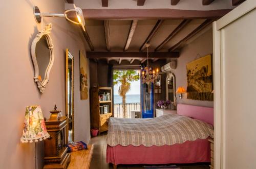 1 dormitorio con cama y vistas al océano en Casa Blue Bayou en Villajoyosa