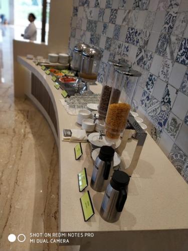 eine Theke mit etwas Essen in der Küche in der Unterkunft Nanu Resort , Arambol in Arambol