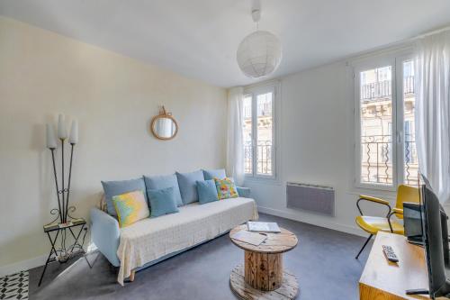 un salon avec un canapé et une table dans l'établissement Le balcon de Montgrand, à Marseille