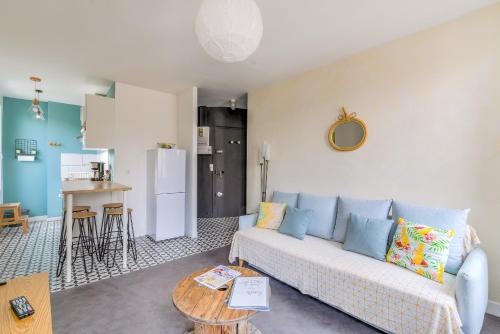 un salon avec un canapé et une table dans l'établissement Le balcon de Montgrand, à Marseille