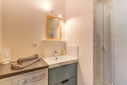 une salle de bain avec un lavabo et une douche dans l'établissement Le balcon de Montgrand, à Marseille