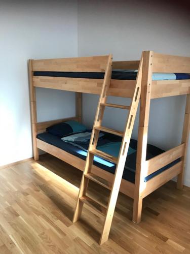2 literas en una habitación con escalera en City Center Studio, en Graz