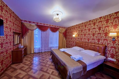 Tempat tidur dalam kamar di Реверанс отель