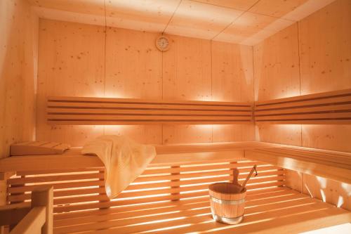 a sauna with a bed and a bucket in it at Hotel Gertraud in Solda