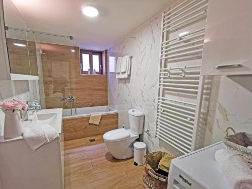 een badkamer met een toilet, een bad en een wastafel bij Casa Luna in Rethimnon