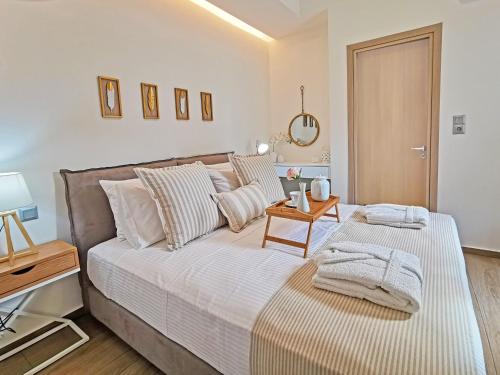 een slaapkamer met een groot bed met 2 kussens bij Casa Luna in Rethimnon