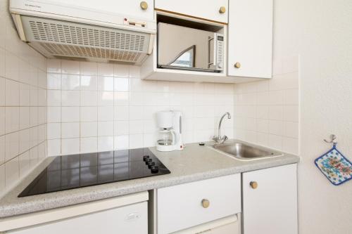 Η κουζίνα ή μικρή κουζίνα στο Appartement 91 Palais des Gouverneurs Jardin Piscine Sauna Hammam Sport